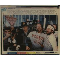 1988 Press Photo Police arrest demonstrators unhappy with federal AIDS response