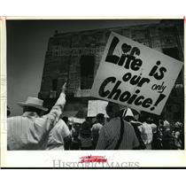 1990 Press Photo Pro life anti-abortion forces yell toward Senate's windows