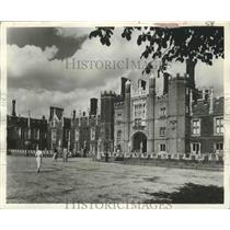 1968 Press Photo Hampton Court Palace on the Thames, England - ftx02177