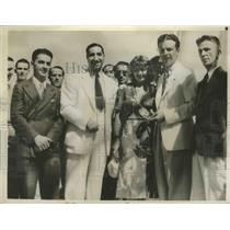 1936 Press Photo Dick Powell & His Bride Joan Blondell Being Welcomed to Havana
