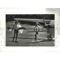 1988 Press Photo Joe Colletti Jr. and Bob Creighton hold their model planes.