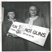 1985 Press Photo Mrs. John Gilmore Protest Guns