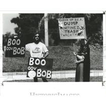 1990 Press Photo Protesters Environmental Regulation