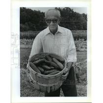 1993 Press Photo Benny Gagliano with Basket of Cucumbers in St. Bernard Farms