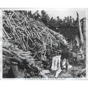 1967 Press Photo Vietnam-A man chopping wood - abnz01773