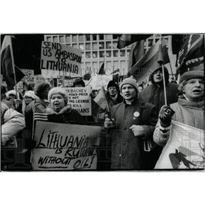 1991 Press Photo Lithuania Protest Daley Center Plaza - RRX62249