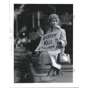 1991 Press Photo Mary DeAnda protests Outside Abortion Center, Houston