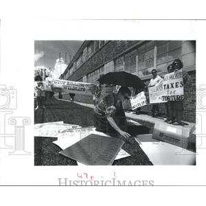 1990 Press Photo Animal Abuse-Houston-Heated Demonstration-Search Protest Signs