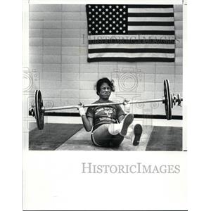 1988 Press Photo Noi Phumchoana falls during her 40k clean & jerk lift