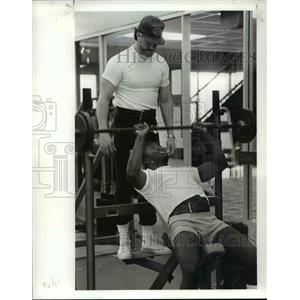 1983 Press Photo Coach Dave Redding and Ricky Feacher (lifting) - cvb41276