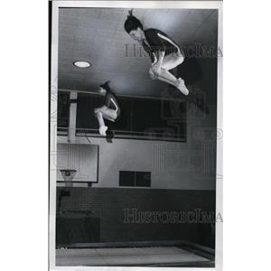 1976 Press Photo Beth Fairchild, 14, (left) and Tia Whippler, 15, fly high above