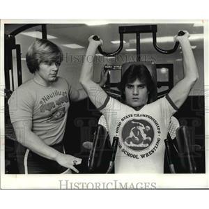 1981 Press Photo Mayfield High North-Chuck Sabatino works on Nautilus machine.
