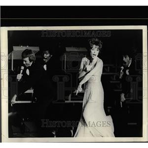 1975 Press Photo Shirley MacLaine - RRW07851