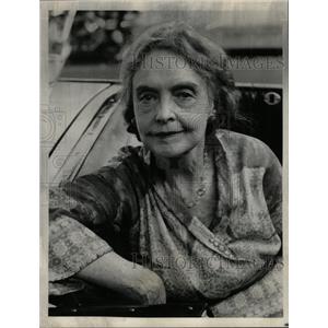 1978 Press Photo Actress Gish Leans Against Car Profile