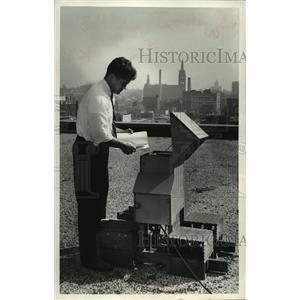 1961 Press Photo Engineer, Conrad Waby testing air pollution Milwaukee