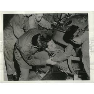 1943 Press Photo Capt. Gambetta crawls in the ball turret of the flying fortress