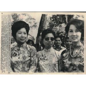 1967 Press Photo Mrs. Nguyen Van Thieu wife of Vietnamese president & others