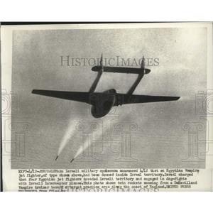 1956 Press Photo DeHavilland Vampire jet fighter trainer firing rockets