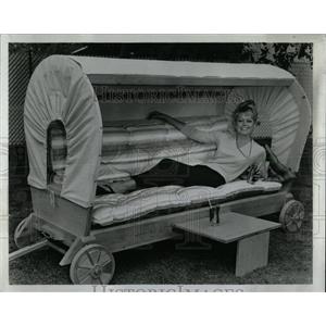 1970 Press Photo wagon chaise lounge Victoria Shaw - RRW61249