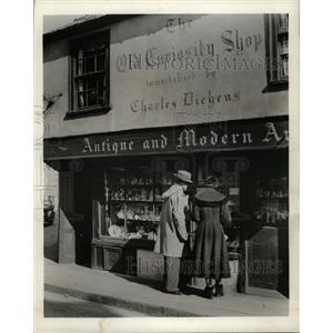 Press Photo Dickens Fans Visit Curiosity Shop