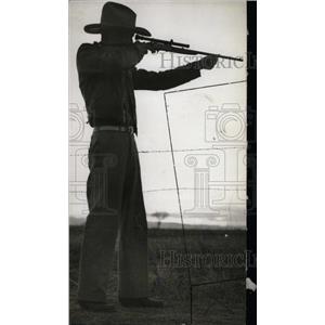 1937 Press Photo Rustler Using Gun Cattle Rustling - RRW99979