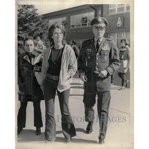 1970 Press Photo Actress Fonda Touring Ft Carson Jail - RRW18467