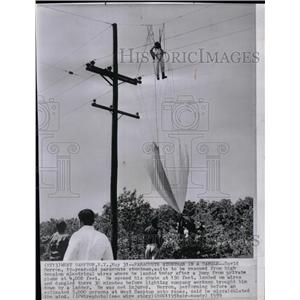 1959 Press Photo Parachutist David Herron Rough Landing - RRX70723