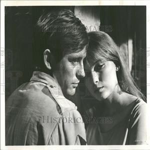 1969 Press Photo Actress Mia Farrow In Guns At Batasi