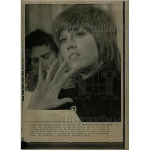 1970 Press Photo Actress Fonda Announcing Demonstration - RRW18575