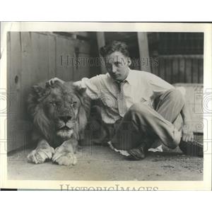 1962 Press Photo lion tamer and author Leslie Turner While
