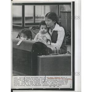 1973 Press Photo Mrs Richard White and her children arrive in US from Vietnam