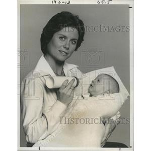 1979 Press Photo TV Actress Darleen Carr Baby Miss Winslow Son CBS Comedy