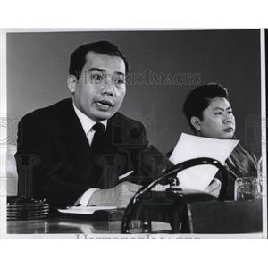 1970 Press Photo Cambodian Charge D'Affaires Or Kosalak Giving News Conference