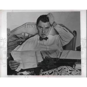 1952 Press Photo Emlyn Williams, Actor Scratching His Head