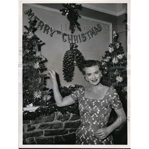 1955 Press Photo Rosemary DeCamp applies tinsel to a Yule festooned mantel