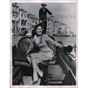 1953 Press Photo Actress Linda White Gets Gondola Ride and Roses in Venice