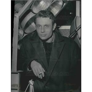 1960 Press Photo Actor Michel Subor Holding Cigarette La Bride Au Cou Film