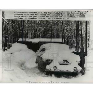 1958 Press Photo Hastings NY Roy Taylor age 11 clears snow from family car