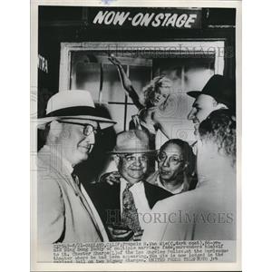 1952 Press Photo Francis H. Van Wie surrends to Lt. Chester Sharpie, Bigamy