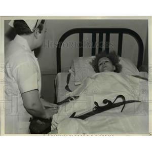 1930 Press Photo Mrs. Emita Krueger in a hospital bed after she got wounded