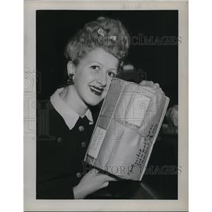 1944 Press Photo Miss Cecilia Lola with Christmas Mail