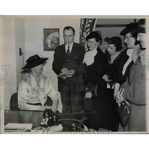 1937 Press Photo First Lady Eleanor Roosevelt Interviews w Reporters - nee03005