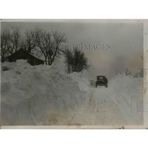 1936 Press Photo Single Track Cut Thru Huge Snowdrifts Winslow Illinois