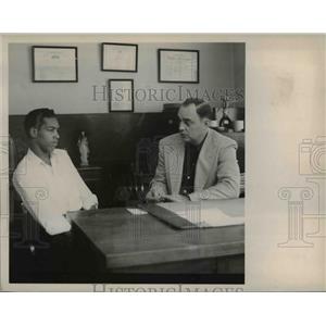 1950 Press Photo Charles Smith being questioned by Sheriff Carl Finegan