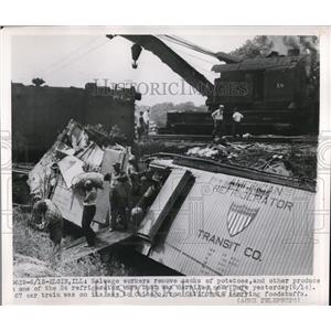 1950 Press Photo Salvage workers remove sacks of products after the accident