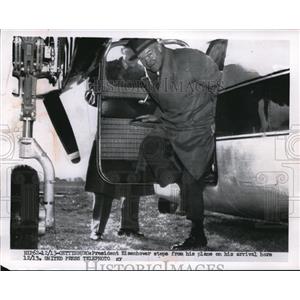 1955 Press Photo President Dwight D. Eisenhower Arrives Aboard Plane, Gettysburg