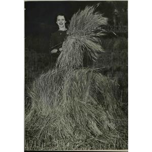1937 Press Photo Marjorie Iddings holding hay - nee35308