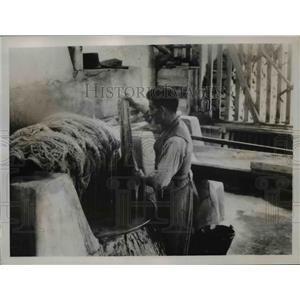 1936 Press Photo of a colonist drying wool in a native kettle - nee42605