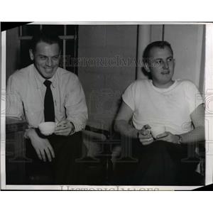 1959 Press Photo Pilot Capt Lawrence Larsen & 1st Officer Kenneth Kinne escape