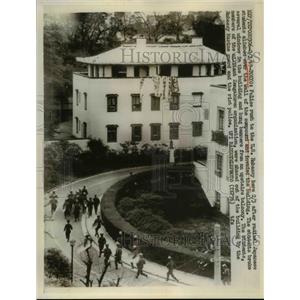 1969 Press Photo Police rush US Embassy after Japanese radical students invaded